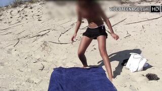 19 year girl shows sexy ass at beach