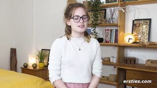 Ersties - Luna A verwöhnt ihre lüsterne Muschi mit einem geilen Dildo