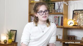 Ersties - Luna A verwöhnt ihre lüsterne Muschi mit einem geilen Dildo