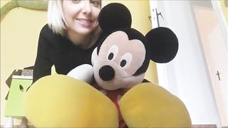 savannah loves her toys. He devours them, lets himself be touched, he fucks them. Have you ever seen such a depraved mickey mouse?