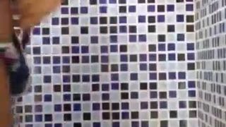 Telanjang di kamar mandi