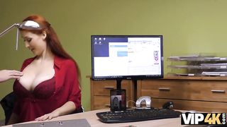VIP4K. Die rothaarige Schönheit Isabella Lui fickt einen Fremden