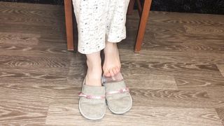 Kelly_feet Sexy Teen Student Girl Show Dirty Shoes and Stinky Foot Slave